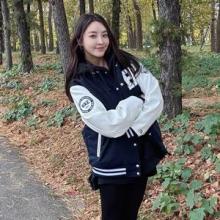 정유미, 42세 나이는 잊어! 한경전 응원 나선 캠퍼스 여신 바시티 재킷 응원룩