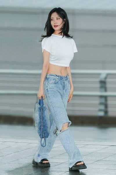 [패션엔 포토] 소녀시대 서현, 데뷔 때랑 똑같네! 크롭티와 찣청으로 올킬