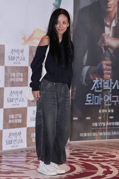 [패션엔 포토] 이효리, 오랜만의 외출! 수수해서 매력있는 꾸안꾸 시사회룩
