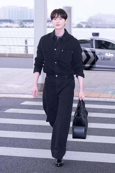 이종석, 여전히 꽃미남 비주얼! 시크한 블랙 명품 캐주얼룩 대만 출국