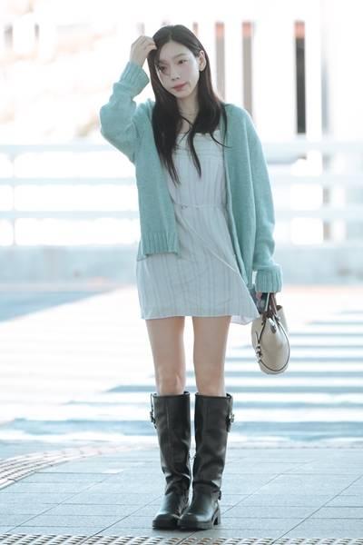 [패션엔 포토] ‘일본에서 뿔난’ 태연, 마카오 출국! 여름의 향기 드러난 파스텔 블루 공항룩