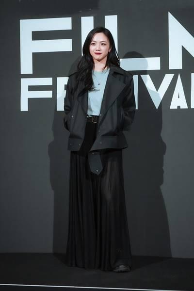 [패션엔 포토] 탕웨이, 대륙의 여신! 변함없는 미모 우아한 블랙 드레스룩