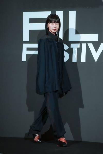 [패션엔 포토] 배두나, 불변의 동안 끝판왕! 우아하고 섬세한 블랙 드레스룩