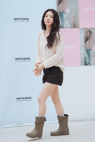 [패션엔 포토] 신시아, 싱그러운 매력! 크로셰 니트와 쇼츠가 만난 싱그러운 섬머룩