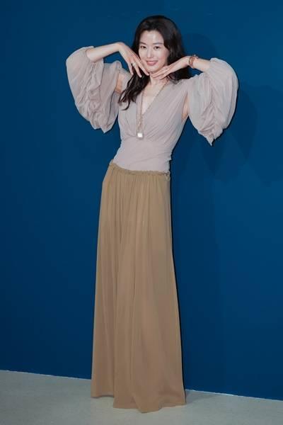 [패션엔 포토] 전지현, 우아한 한남동 외출! 불변의 미모 하늘거리는 실크 드레스룩 