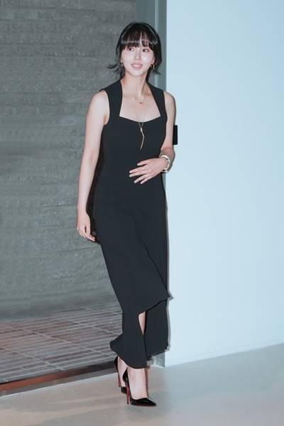 [패션엔 포토] 김소현 맞아? 몰라보게 달라진 성숙한 미모 매혹적인 블랙 원피스룩 