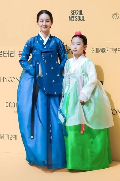 [패션엔 포토] 김가연, 막내딸과 덕수궁 패션쇼 나들이...케미 폭발 모녀 한복 시밀러룩