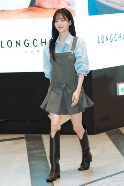 [패션엔 포토] 조이현, ‘견우와 선녀’ 로코퀸! 강남에 뜬 러블리한 멜빵 걸 프레피룩
