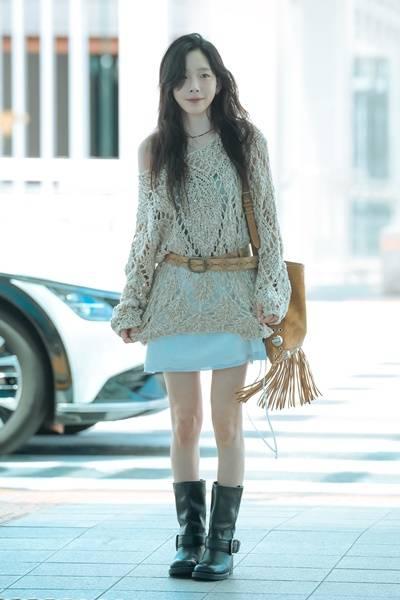 [패션엔 포토] 태연, 여름날의 쿨한 크로셰 니트룩! 프린지 백과 멋낸 보헤미안 섬머룩