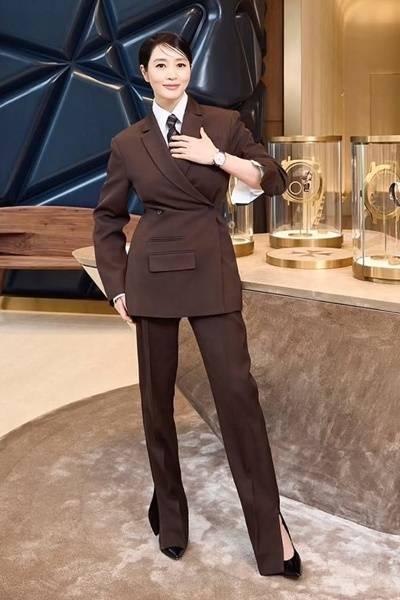 김혜수, 압구정동 강타한 파워우먼! 셔츠와 넥타이까지 완벽한 파워 슈트핏 