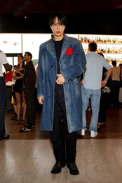 엑소 카이, 밀라노 뒤흔든 치명적인 매력! 프라다 홀린 한류스타 데님 코트룩