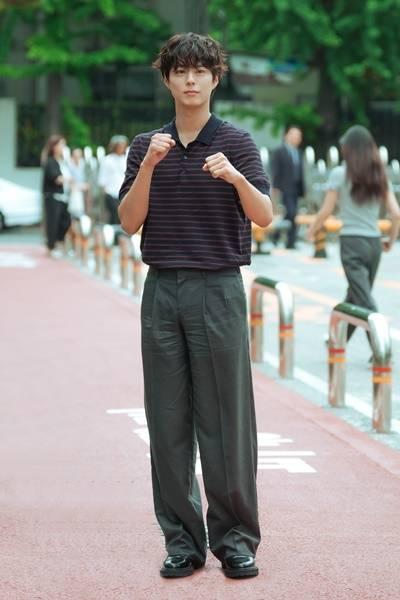 [패션엔 포토] 박보검, 파마 머리 귀여워...피케 셔츠로 멋낸 클래식한 섬머룩 출근길