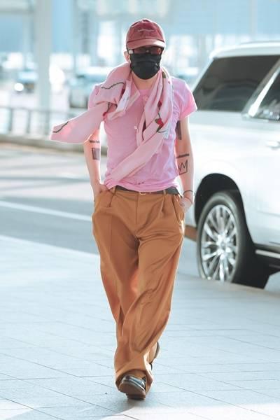 [패션엔 포토] 지드래곤, 꽃무늬 카디건은 머플러처럼! 꽁꽁 가려도 연예인 포스 호주 출국