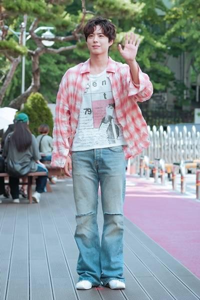 [패션엔 포토] 박보검, 핑크 체크 셔츠와 찢청! 출근길 여심 홀린 심쿵 남친룩