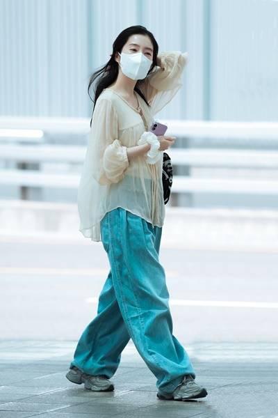 [패션엔 포토] 레드벨벳 아이린, 헐렁한 팬츠와 블라우스 조합! 멋스러운 보헤미안 섬머룩 