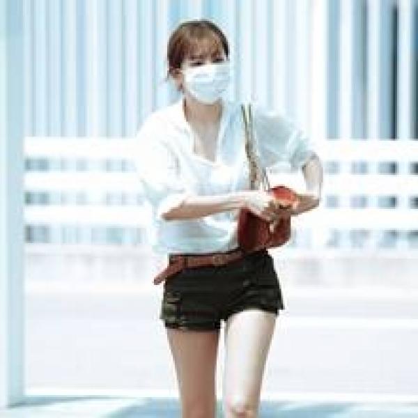 [패션엔 포토] 레드벨벳 슬기, 화이트 셔츠와 제맛! 짧고 쿨한 마이크로 쇼츠 섬머룩