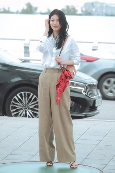 [패션엔 포토] 수지, 화이트 셔츠로 끝낸 공항룩! 시크한 파워우먼 오피스룩 파리 출국