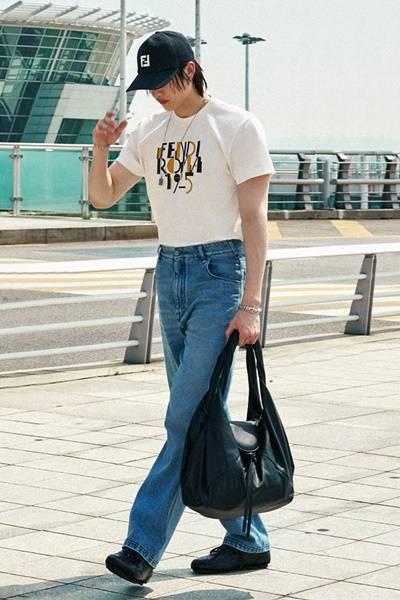 스트레이키즈 방찬, 그래픽 티셔츠와 청바지 조합! 쿨한 섬머룩 로마 출국