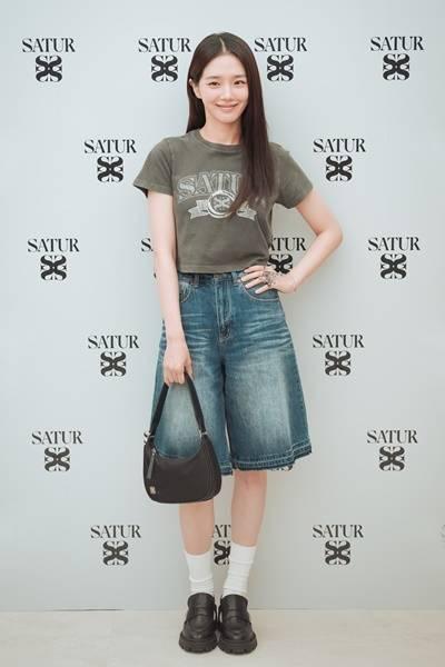[패션엔 포토] 박규영, 명동에 뜬 비타민 요정! 크롭티와 데님 반바지 청순 여친룩 '귀여워'