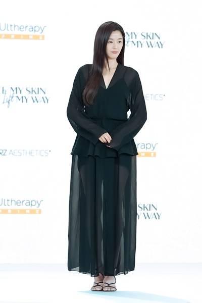 [패션엔 포토] 전지현, 시스루 스커트와 재킷 조합! 은근히 관능적인  블랙 투피스룩