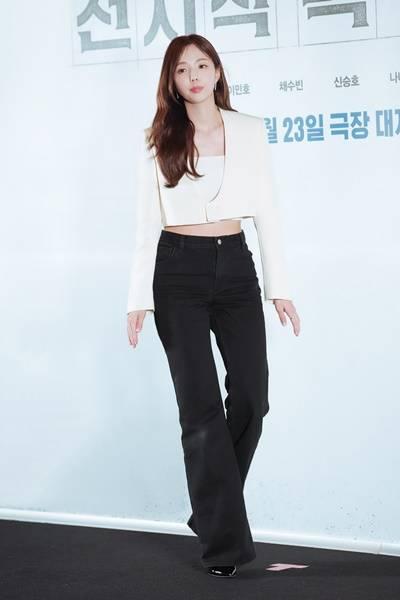 [패션엔 포토] 채수빈, 재킷은 짧게! 은근히 섹시한 남다른 크롭 슈트핏