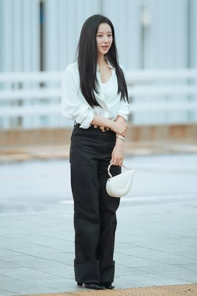 [패션엔 포토] 김지원, 비 속 뚫은 화이트 럭셔리 미모! 단추 푸른 레이어드 이태리 출국룩