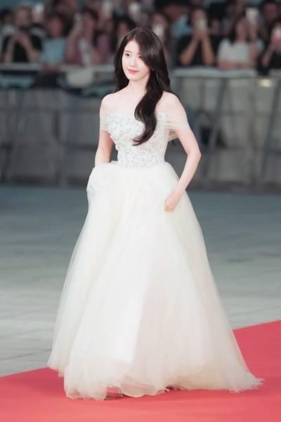 [패션엔 포토] 아이유, 폭싹 여우주연상! 스포라이트 쏟아진 화이트 오프숄더 드레스룩