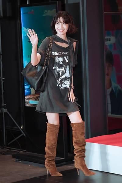 [패션엔 포토] 소녀시대 수영, 절친 윤아를 응원해! 티셔츠 한장으로 끝낸 보헤미안 시크룩