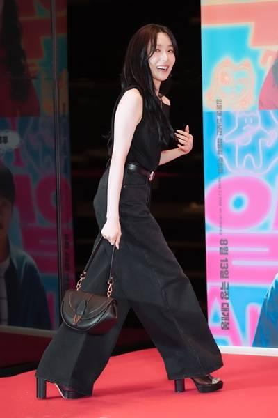[패션엔 포토] 소녀시대 티파니영, 윤아 응원! 원숄더 블라우스로 끝낸 시크한 블랙 섬머룩
