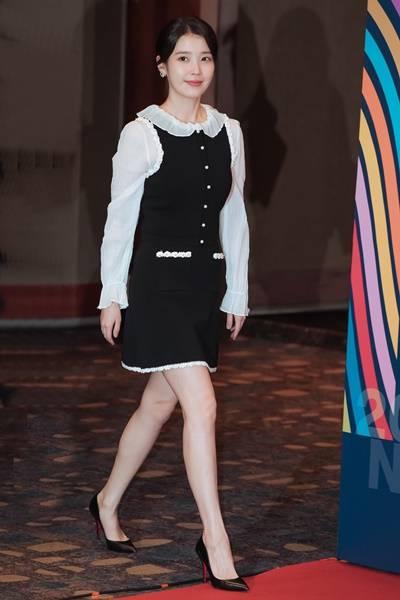 [패션엔 포토] 아이유, 명동에 뜬 러블리 요정! 러플 장식의 러블리 원피스룩