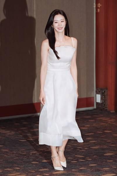 [패션엔 포토] 이주빈, 우아한 명동 나들이! 환하게 밝힌 오프숄더 슬립 드레스룩