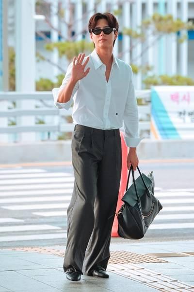 [패션엔 포토] 박보검, 신사의 품격! 화이트 셔츠로 끝낸  클래식한 댄디룩 홍콩 출국