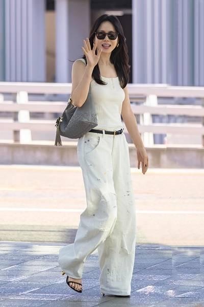 손예진, 청순 끝판왕! 나시 하나로 끝낸 유러피안 섬머룩 베니스 출국