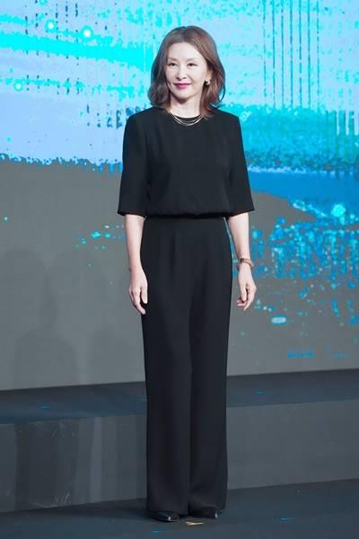 [패션엔 포토] 이미숙, 물류회사 사장 변신! 나이를 초월한 매력 올블랙 시사회룩
