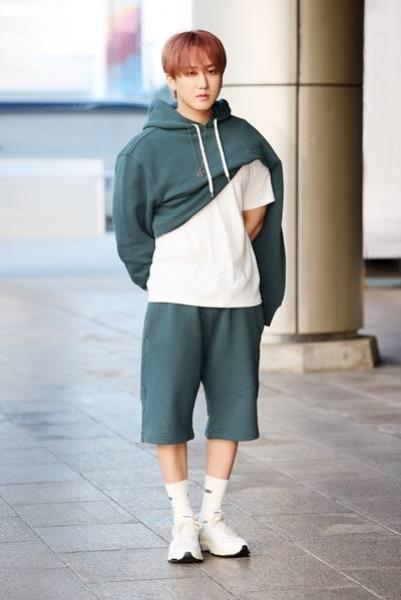 스트레이 키즈 창빈, 옷을 입다 말았나? 개성있는 레이어링 후드 반바지 슈트룩 일본행