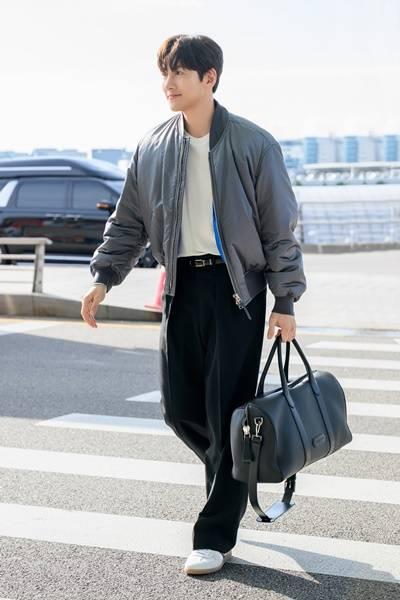 지창욱, 파리 패션위크 출발! 블루종 재킷으로 끝낸 가을 멋남 잇스타일
