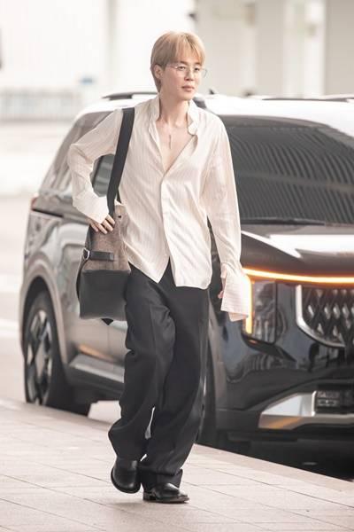 방탄소년단 지민, 셔츠만 입어도 여심 올킬! 단추 풀어헤친 섹시룩 파리 출국