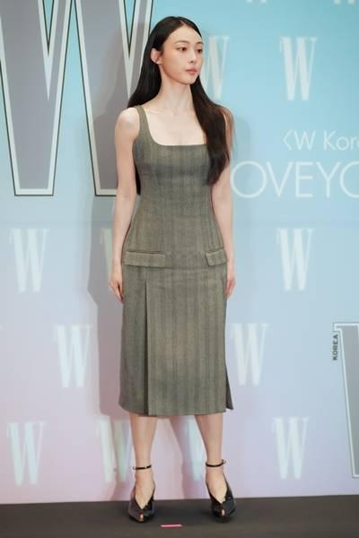 [패션엔 포토] 전소니, 냉미녀 포스 제대로! 묘하게 빠져드는 시크한 슬리브리스 드레스룩 