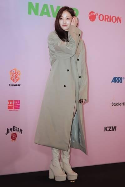 [패션엔 포토] 전종서, 트렌치 코트는 클래식하게! 신발은 통굽 킬힐 부츠!