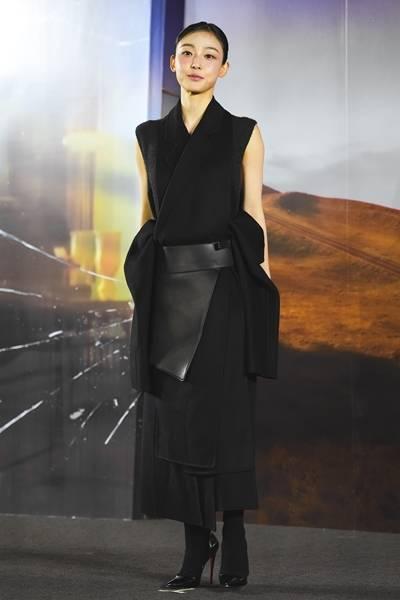 [패션엔 포토] 전소니, 용산이 술렁 예술적 코드! 구조적 실루엣의 블랙 아방가르드룩