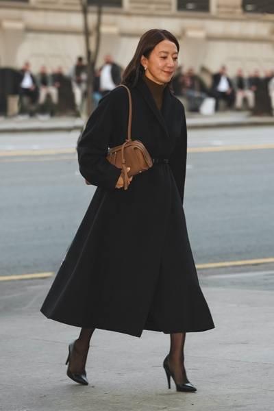 [패션엔 포토] 김희애, 우아한 청담동 외출! 나이를 잊은 고품격 플레어 코트룩