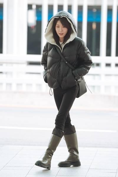 [패션엔 포토] 하지원, 동안 끝판왕! 추위 걱정없는 후드 숏패딩룩 뉴욕 출국
