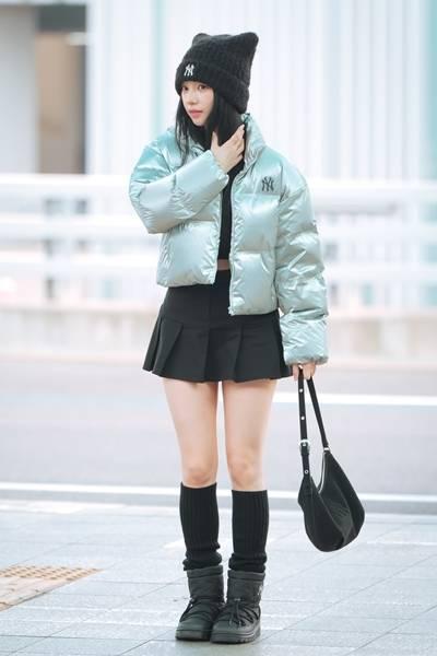 [패션엔 포토] 에스파 카리나, 애니 탈출 만찢녀! 공항 녹인 귀요미 캣비니에 숏패딩 일본 출국