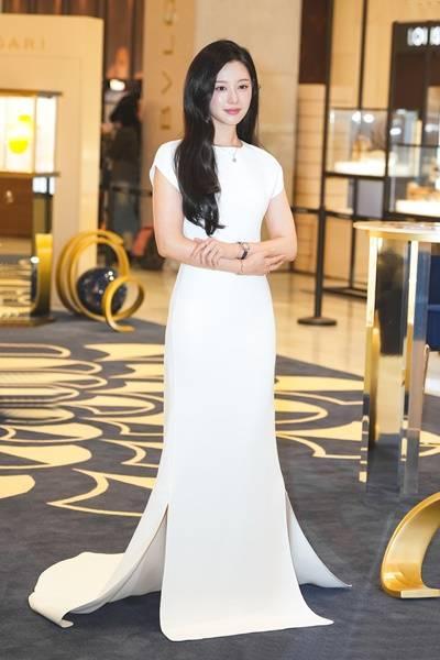 [패션엔 포토] 김지원, 판교 백화점이 난리! 보석같은 자태 눈부신 화이트 드레스룩