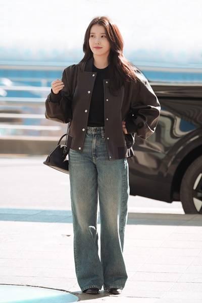 [패션엔 포토] 아이유, 스웨이드 블루종과 청바지! 보헤미안 무드의 데일리 윈터룩 대만행