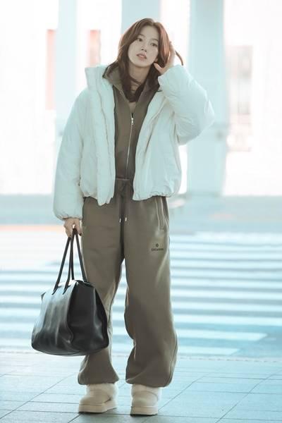 [패션엔 포토] 르세라핌 카즈하, 포근한 대만 출국길! 점프슈트 위에 툭 걸친 화이트 숏패딩룩