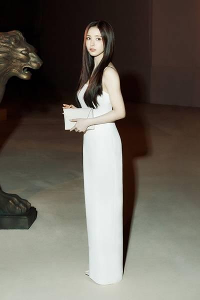 신세경, 이탈리아 로마 홀린 청순 글래머...숨막히는 미니멀 럭셔리 드레스룩 자태