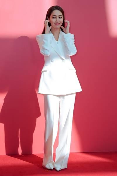 [패션엔 포토] 이민정, 감탄 부르는 동안 비주얼...두아이 엄마 놀라운 테일러드 슈트핏