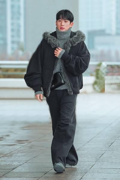 [패션엔 포토] 정해인, 공항이 심쿵! 훈훈한 엄친아 로맨틱 퍼 재킷 상하이 출국룩