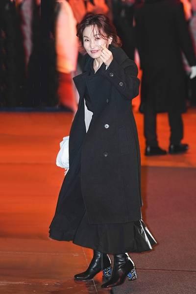 [패션엔 포토] 박경림, 신민아•김우빈 결혼식 축하...발마칸 코트로 연출한 하객패션